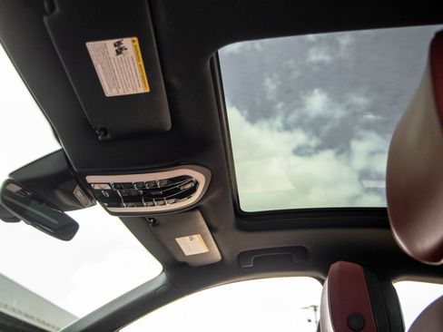 Certified 2020 Porsche Macan image 25