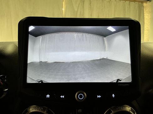 Used 2017 Jeep Wrangler Unlimited Sahara w/ Connectivity Group AWD/4WD image 15