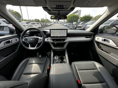 Certified 2025 Ford Explorer Active w/ Active Comfort Package AWD/4WD image 3