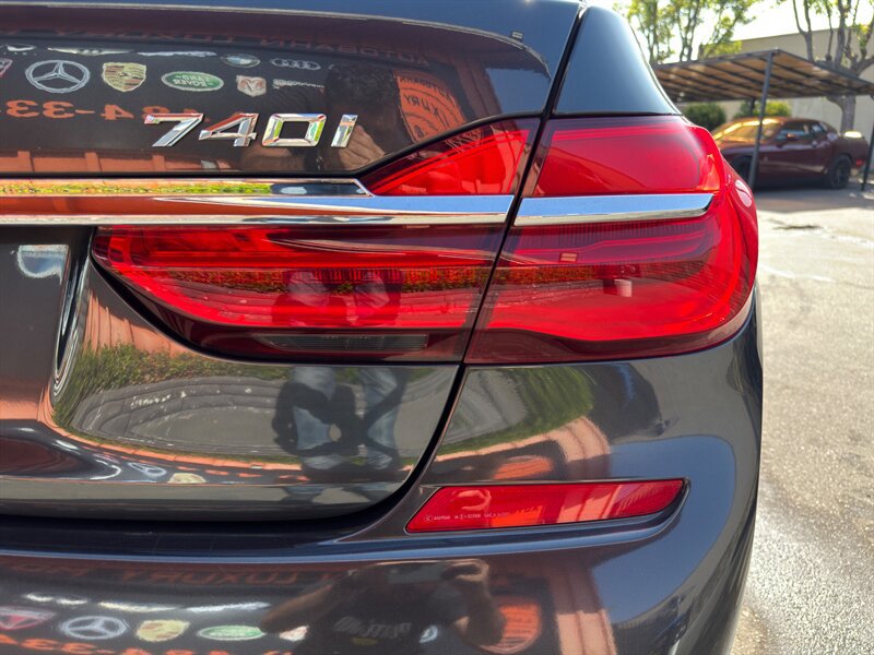 Used 2019 BMW 740i w/ M Sport Package RWD image 10