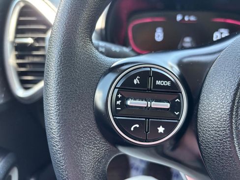 Used 2025 Kia Soul LX w/ LX Technology Package FWD image 14