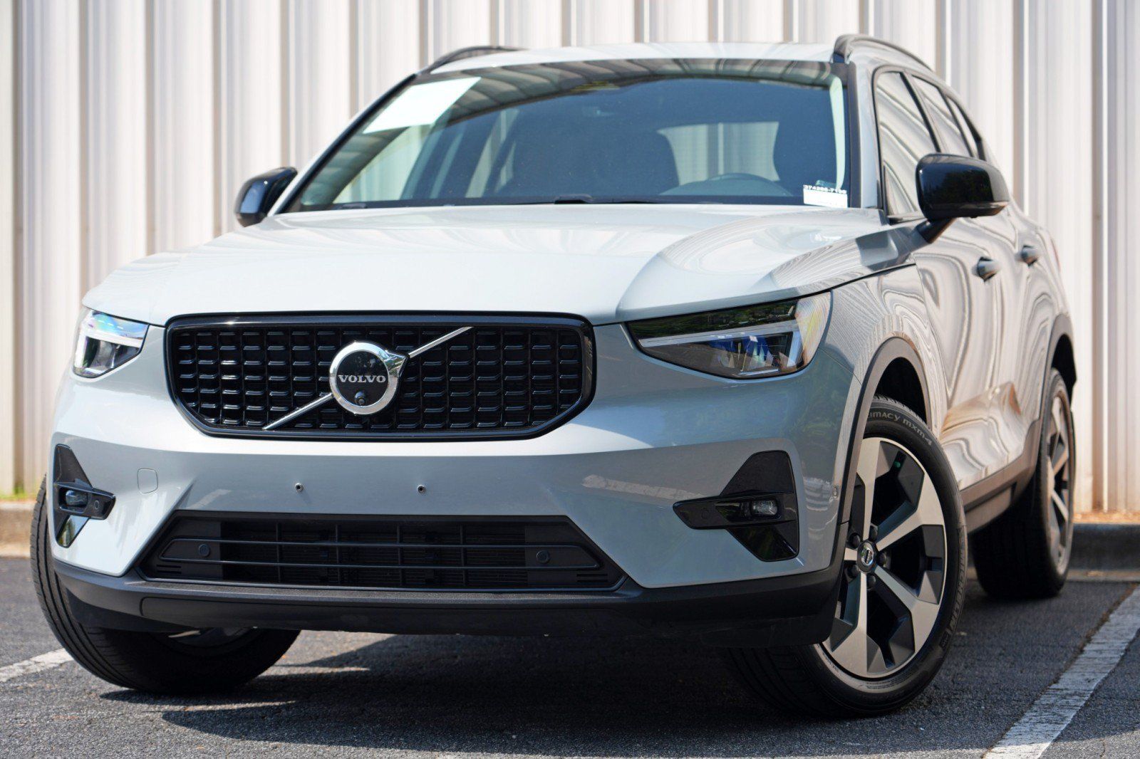 Used 2024 Volvo XC40 B5 Plus w/ Climate Package AWD/4WD image 3