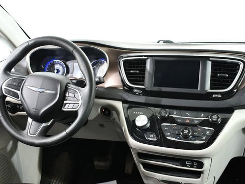 Used 2018 Chrysler Pacifica Touring Plus w/ Tire & Wheel Group FWD image 8