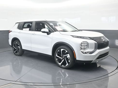 Used 2023 Mitsubishi Outlander SE image 8