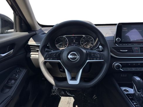 Used 2025 Nissan Altima 2.5 SV FWD image 12