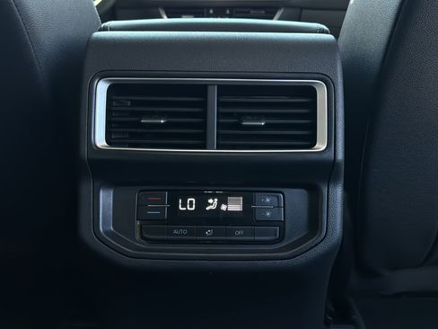 Used 2025 Volkswagen Atlas SE AWD/4WD image 30