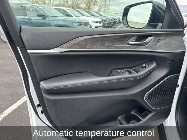 Used 2026 Jeep Grand Cherokee L Limited AWD/4WD image 11