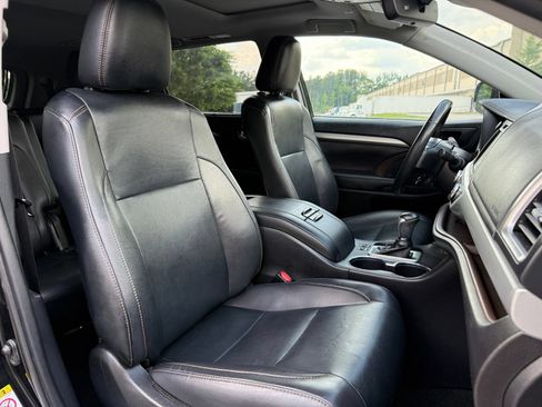 Used 2019 Toyota Highlander XLE AWD/4WD image 38