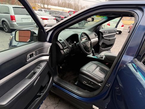 Used 2016 Ford Explorer XLT w/ Equipment Group 202A image 10