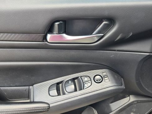 Used 2025 Nissan Altima 2.5 SV image 12