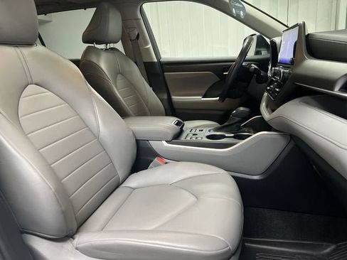Used 2023 Toyota Highlander XLE AWD/4WD image 29