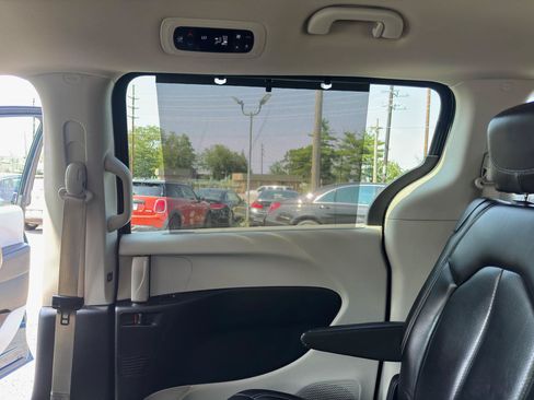 Used 2023 Chrysler Pacifica Touring-L FWD image 49