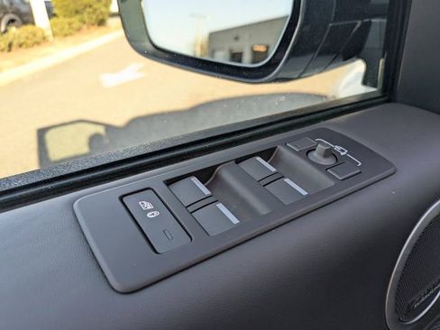 Used 2025 Land Rover Discovery Metropolitan Edition image 18