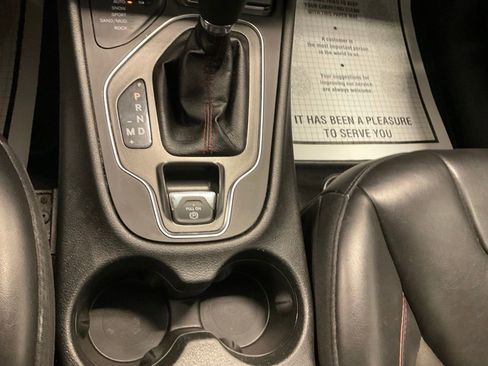 Used 2019 Jeep Cherokee Trailhawk w/ Cold Weather Group AWD/4WD image 21