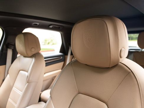 Certified 2023 Porsche Cayenne Platinum Edition AWD/4WD image 23