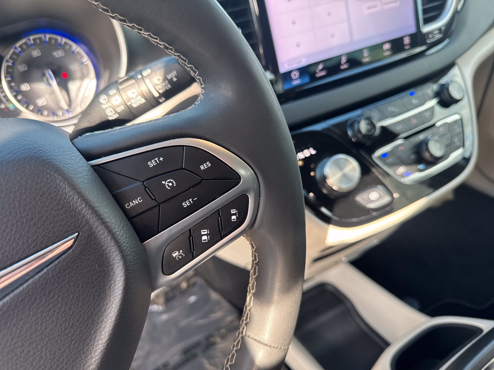 Used 2024 Chrysler Pacifica Touring-L FWD image 33