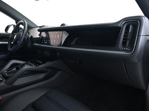 Certified 2025 Porsche Cayenne E-Hybrid Coupe image 18