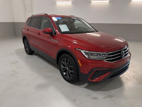 Certified 2023 Volkswagen Tiguan SE w/ Panoramic Sunroof Package FWD image 4