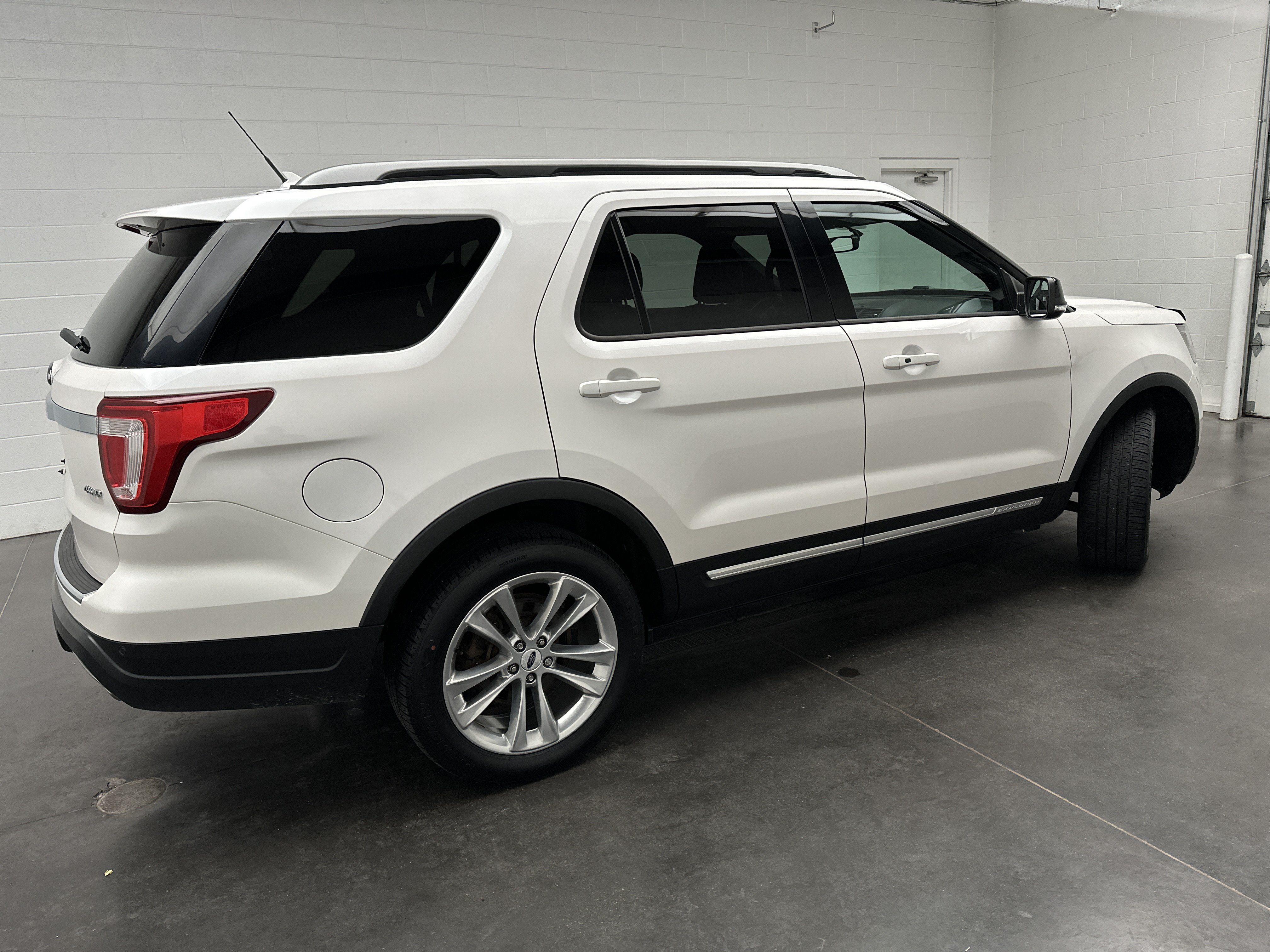 Used 2018 Ford Explorer XLT w/ Equipment Group 202A AWD/4WD image 9
