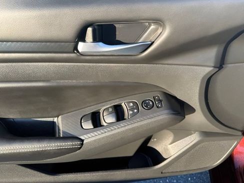 Used 2024 Nissan Altima 2.5 SV w/ SV Premium Package FWD image 16