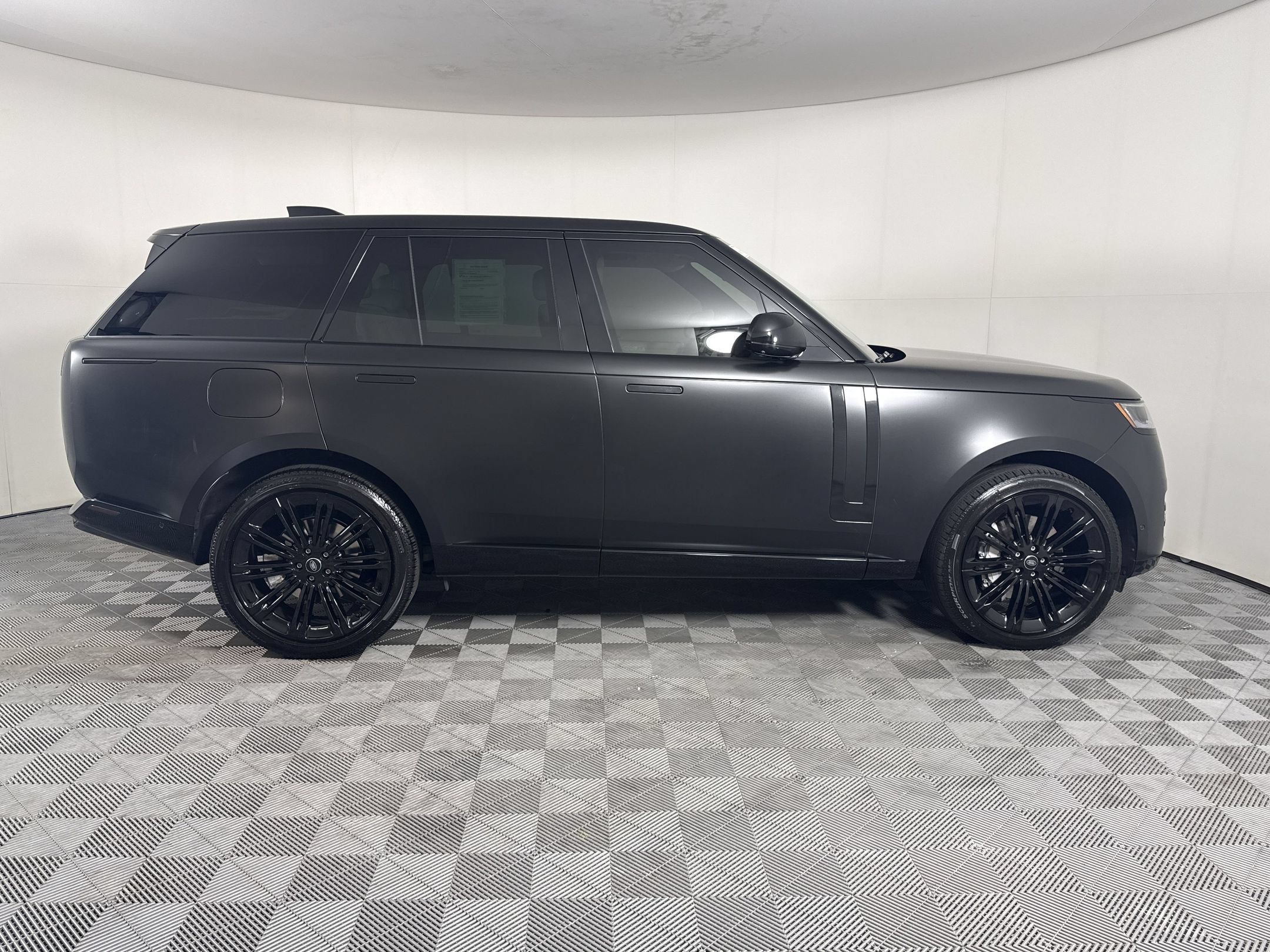 Used 2025 Land Rover Range Rover SE AWD/4WD image 8