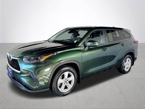 Used 2023 Toyota Highlander L image 2