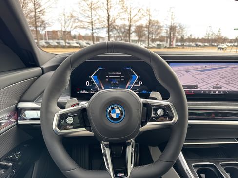 New 2026 BMW 750e xDrive image 18