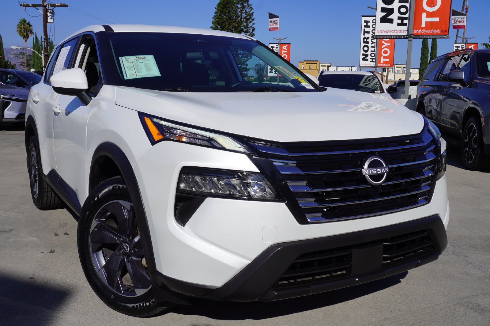 Used 2026 Nissan Rogue SV FWD image 2