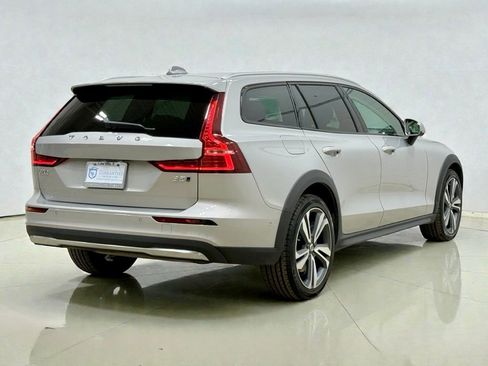 Used 2025 Volvo V60 B5 Cross Country Plus image 18