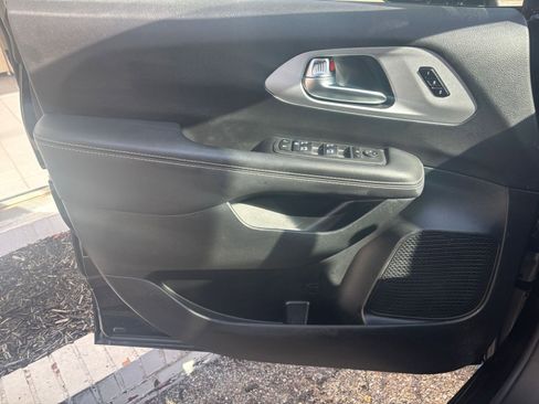 Used 2025 Chrysler Pacifica Limited image 18