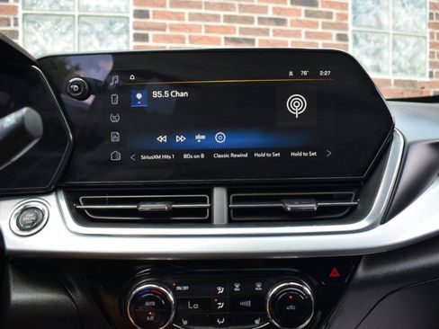 Used 2024 Chevrolet Trax LT w/ Sunroof Package FWD image 23