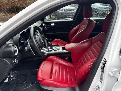 Used 2023 Alfa Romeo Giulia Veloce image 17