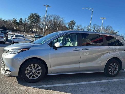 Used 2023 Toyota Sienna LE image 5