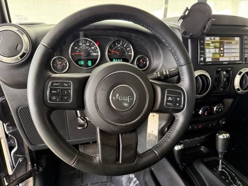 Used 2017 Jeep Wrangler Unlimited Sahara w/ Connectivity Group AWD/4WD image 19
