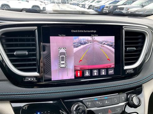 Used 2021 Chrysler Pacifica Touring-L w/ Premium & Safety Sphere Group image 19