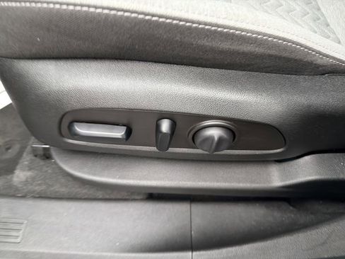 Used 2023 Chevrolet Equinox LT w/ Driver Convenience Package image 16