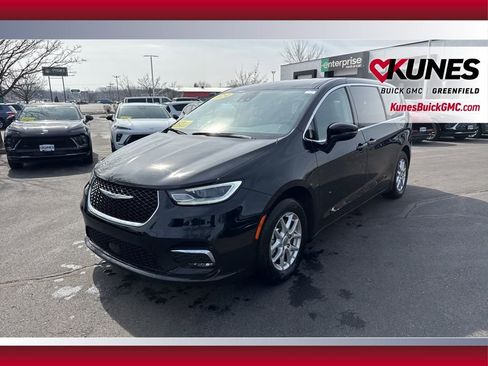 Used 2024 Chrysler Pacifica Touring-L image 10