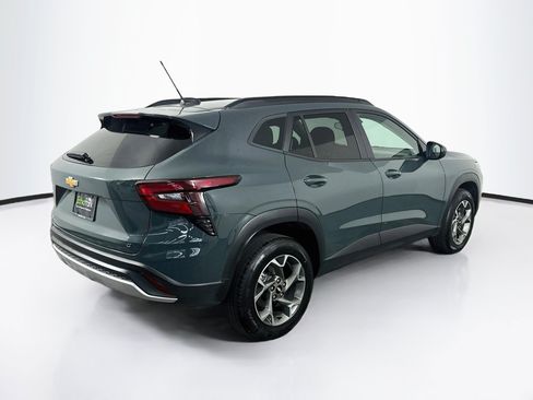 Used 2025 Chevrolet Trax LT FWD image 9