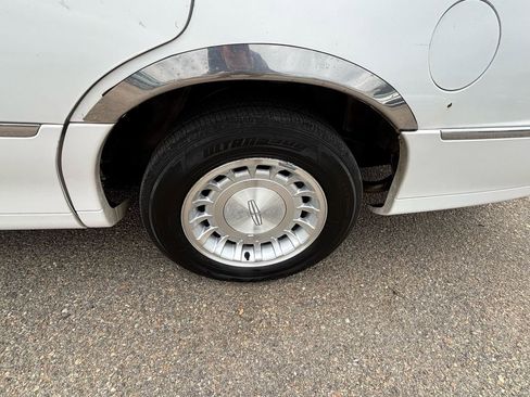 Used 2001 Lincoln Town Car Executive image 21