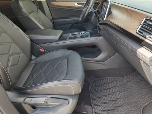 Used 2024 Volkswagen Atlas SE FWD image 16