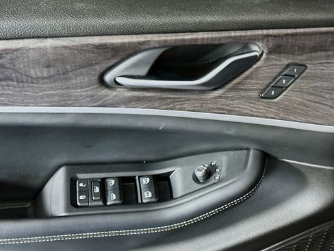 Used 2023 Jeep Grand Cherokee Limited w/ Black Appearance Package image 15