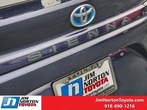 Used 2025 Toyota Sienna XLE image 11