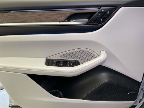 Used 2025 Porsche Macan 4 Electric image 34