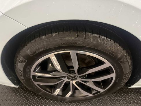 Certified 2025 Volkswagen Jetta SE w/ Sunroof Package image 8