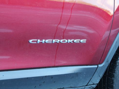 Used 2019 Jeep Cherokee Latitude w/ Cold Weather Group image 38