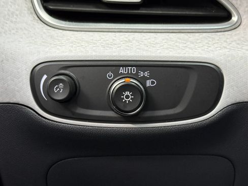 Used 2020 Chevrolet Bolt Premier w/ Infotainment Package FWD image 33