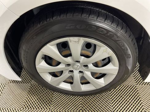 Used 2021 Toyota Corolla LE image 5