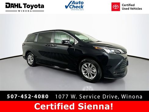 Used 2025 Toyota Sienna LE image 1