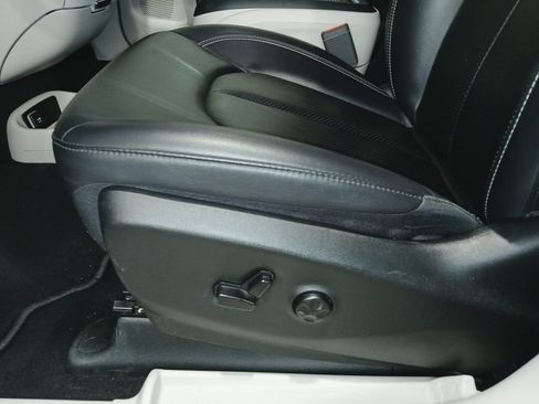 Used 2024 Chrysler Pacifica Touring-L FWD image 17
