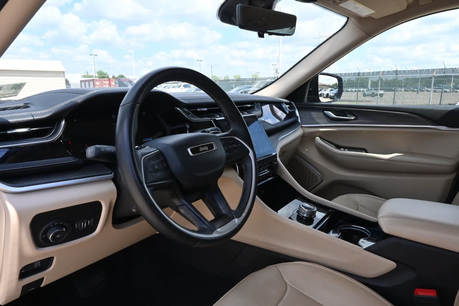 Used 2022 Jeep Grand Cherokee Limited w/ Luxury Tech Group II RWD image 16